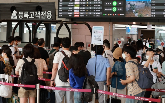 [Photo News] Travelers flock to airport despite surge in COVID cases