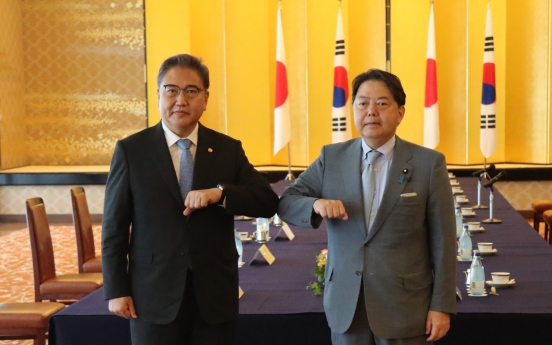 Top Korea, Japan diplomats discuss bilateral ties, NK issues