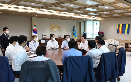 Yoon hints at reorganizing presidential office