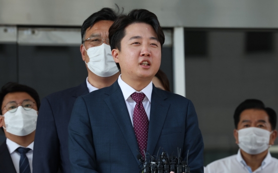 Lee’s petition holds back normalization of Yoon’s party