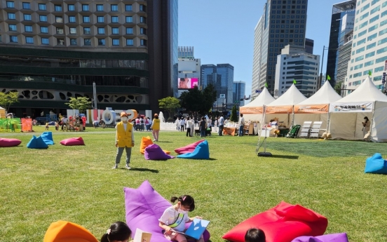 Have a 'booknic' in the middle of Seoul