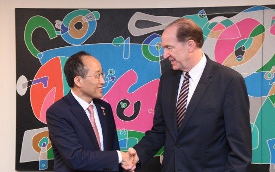Finance minister calls on World Bank to expand ties with Korea