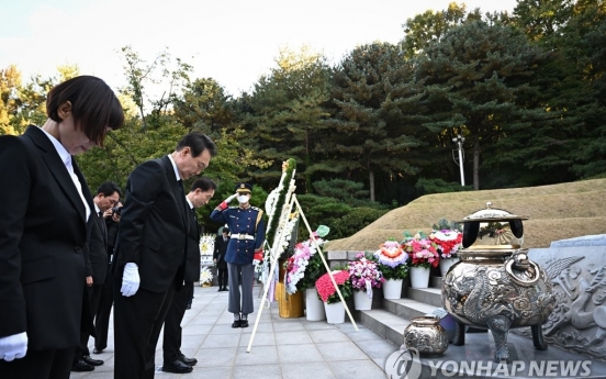 Yoon visits ex-President Park's grave ahead of death anniversary