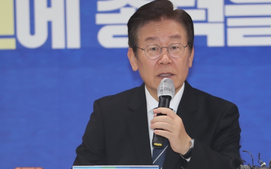 Opposition party leader discusses follow-up measures with Sewol Ferry bereaved family