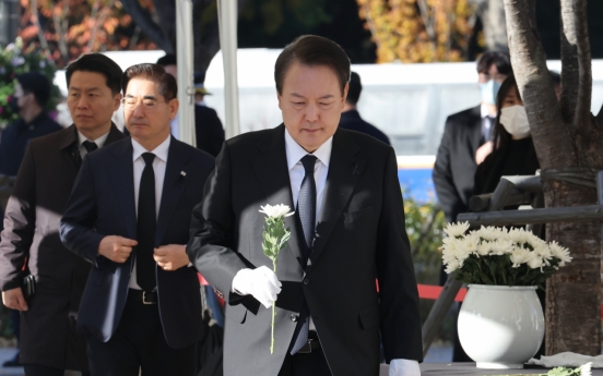Yoon pays 5th visit to mourning altar for Itaewon crush victims