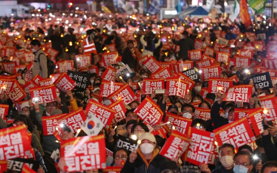 Opposition lawmakers join anti-government candlelight vigil