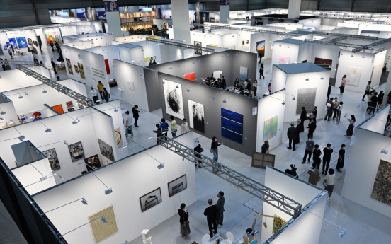 Korea's art auction market led by Lee U-fan, Yayoi Kusama