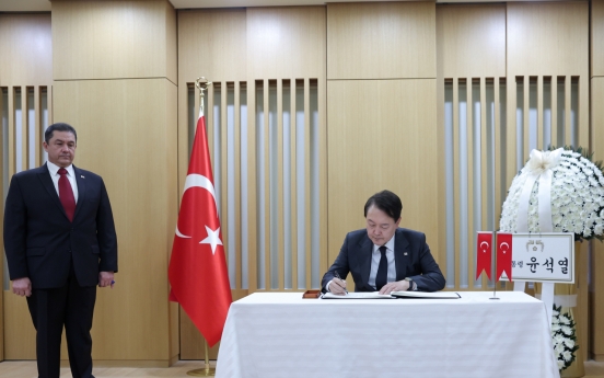 Yoon offers condolences to Turkish envoy during visit