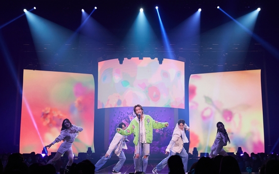[Herald Review] Onew of SHINee marks spring at 1st-ever solo concert with mellow, warm voice