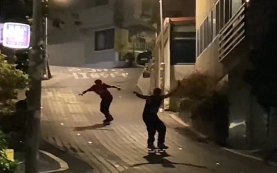 Two skateboarders crash into truck in Itaewon