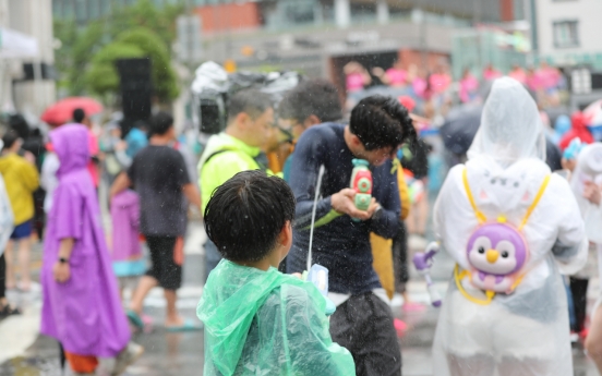[Photo News]  Rain and more water hit Chuncheon Mime Festival