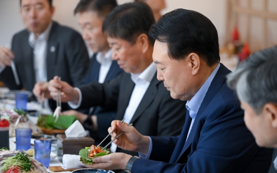 Yoon eats seafood lunch at fish market amid Fukushima controversy