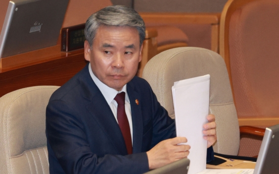 Defense minister expresses intent to resign