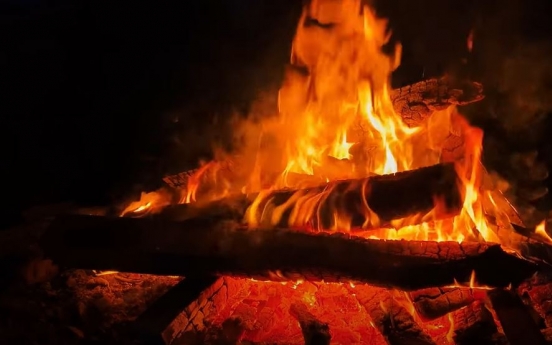 Relaxing ‘bulmeong’ fireplace video prompts emergency calls