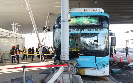 Bus runs over passengers at Suwon Station, kills 1, injures 17