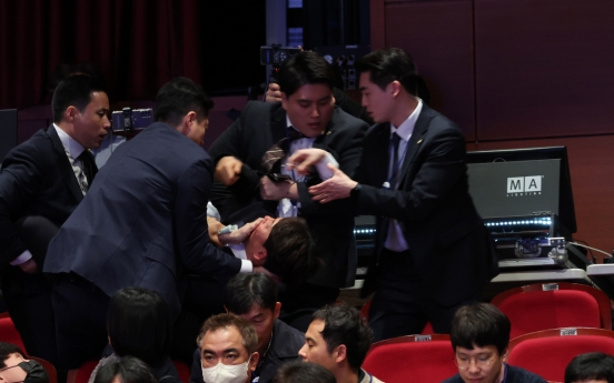Minor opposition lawmaker dragged out of hall after telling Yoon to 'change his policies'