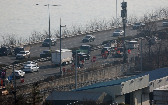 Midnight street race crash at Seoul highway injures 3