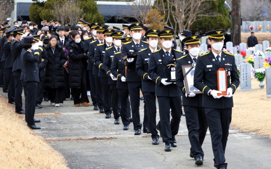 2 firefighters laid to rest at national cemetery