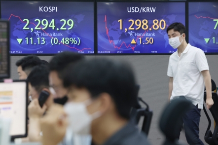 Kospi tumbles to new low for the year
