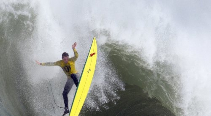 Surfing contest in California