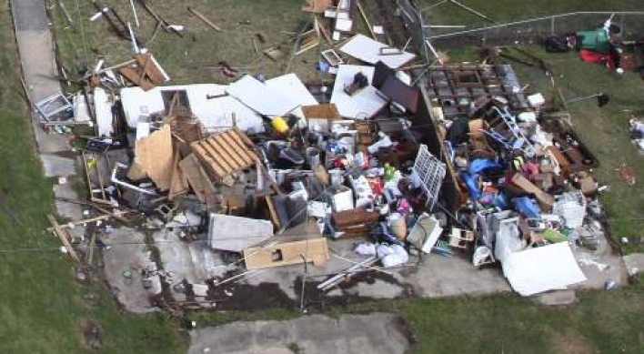 U.S. tornado kills mother, displaces 1,500