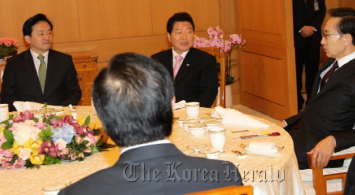 Lee calls for customized aid to Japan