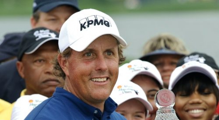 Mickelson wins Masters tuneup in Houston