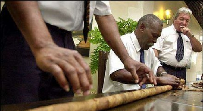 Cuban rolls worlds longest cigar
