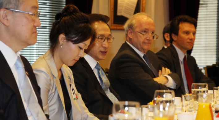 Lee discusses Korea’s future with French scholars