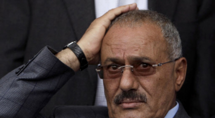 Hurt Yemeni leader flies to Saudi Arabia for care