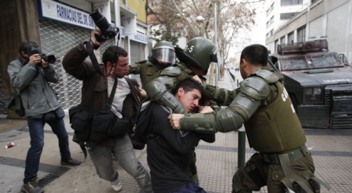 Clashes erupt as strike begins in Chile