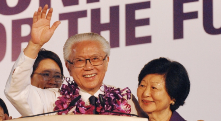 Singapore narrowly elects Tony Tan as president