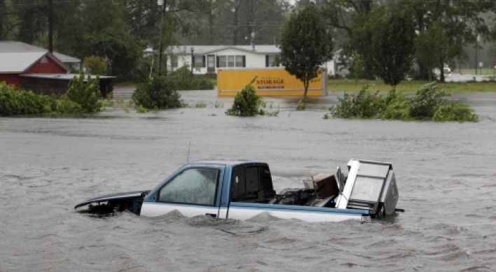 Hurricane Irene tears into New York