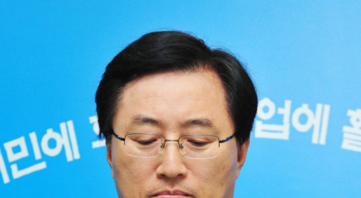 Minister Choi lukewarm on calls for resignation