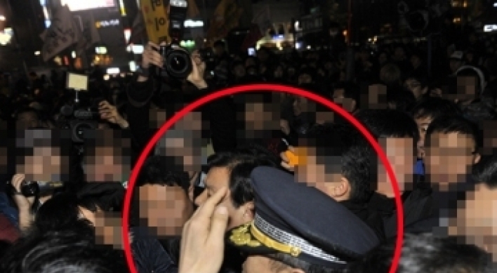 Head of Seoul district police station assaulted by FTA protesters