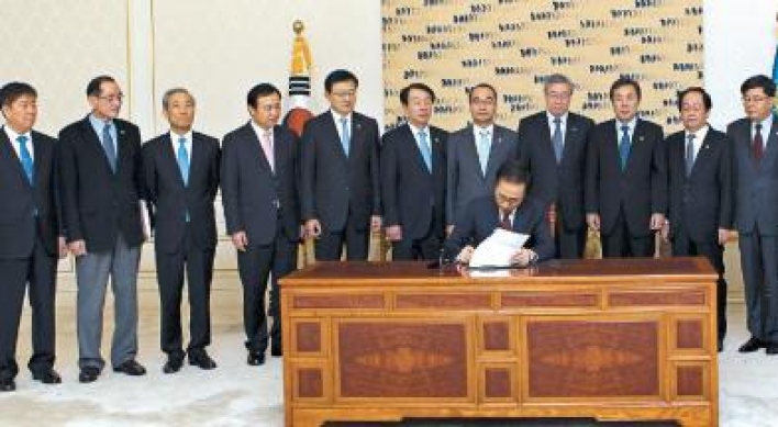 Lee signs bills to implement KORUS FTA