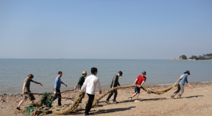 Coastal cleanup trip for expats