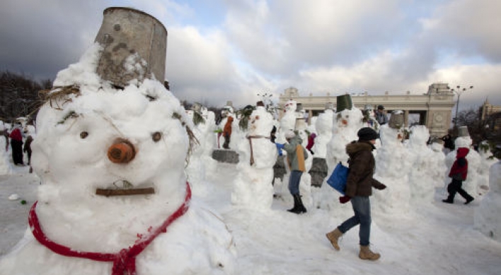 Russians greet winter with snowmen