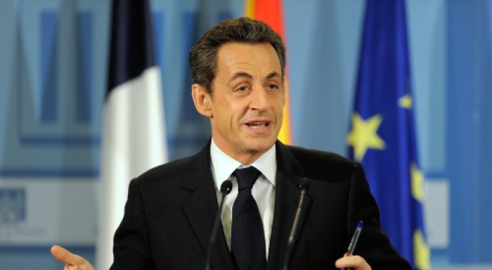 Feisty Sarkozy shrugs off French credit downgrade