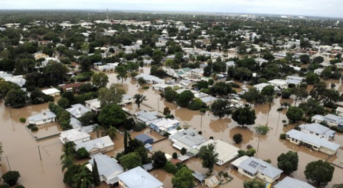 Rising Australian floodwaters force mass evacuation