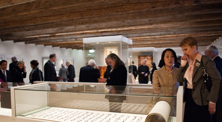 Minister Choe, Swedish king celebrate exhibition on Korean culture