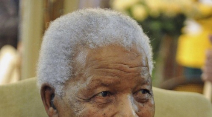 Mandela hospitalized with stomach ailment