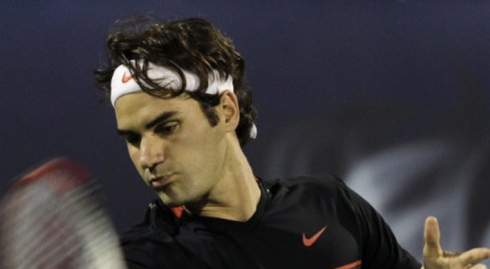 Djokovic, Federer reach quarters