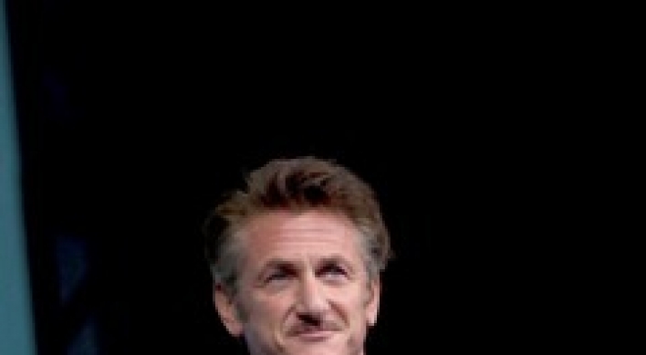Sean Penn's Haiti work earns humanitarian prize