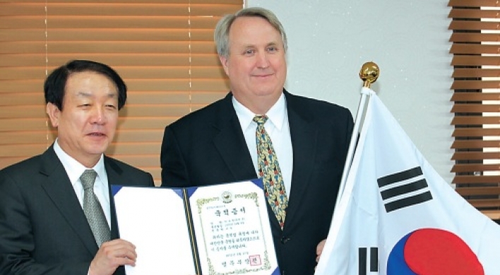 John Linton wins Korean citizenship for medical contribution