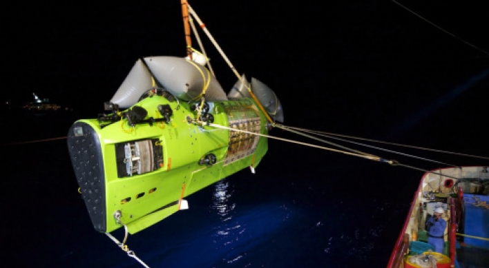 Cameron completes journey to Earth's deepest point