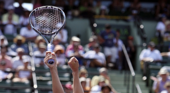 Sharapova edges Wozniacki in Key Biscayne semifinals