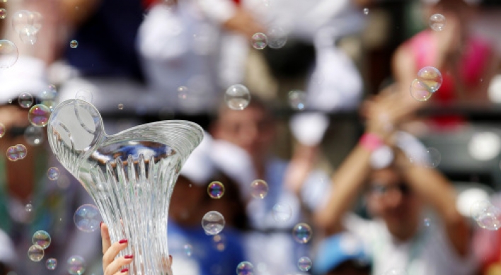 Radwanska tops Sharapova in Sony final