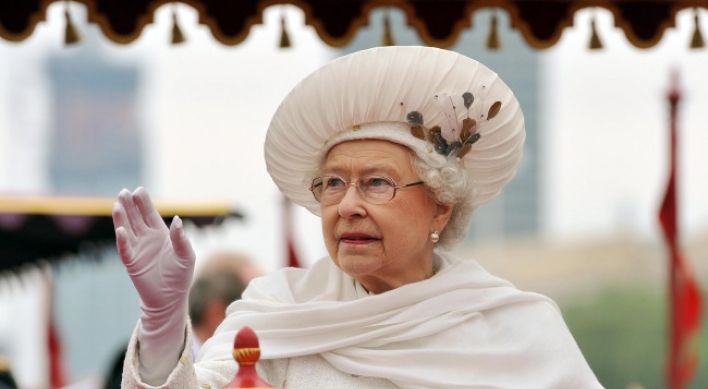 British queen leads 1,000-strong jubilee flotilla