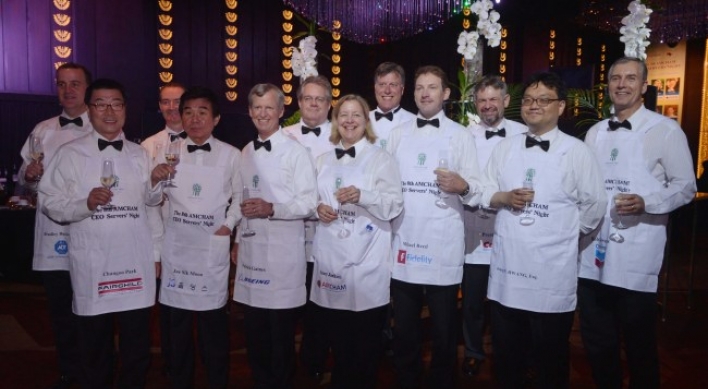 AMCHAM CEOs serve as waiters for scholarships